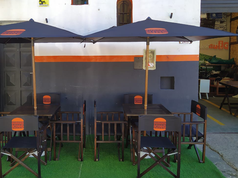 Sombrillas de madera con base