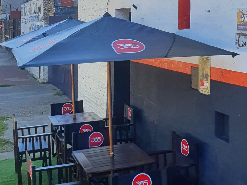 Sombrillas con mesa de madera