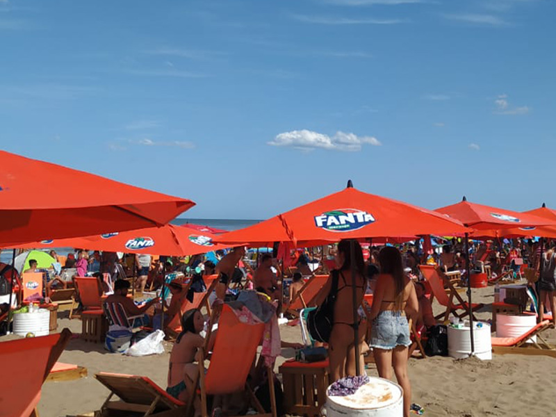 Sombrillas de madera en arena y mar